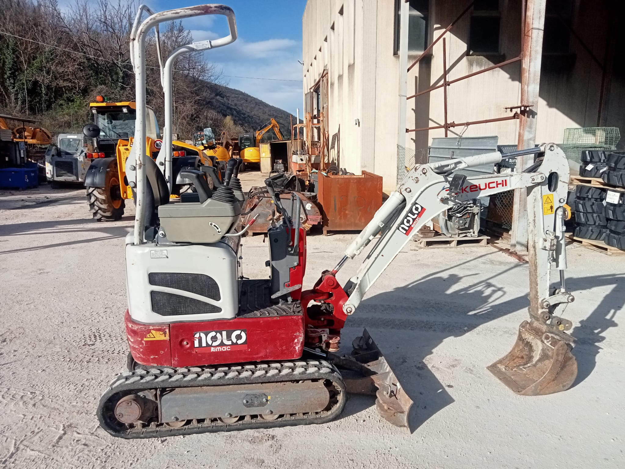 Miniescavatore takeuchi TB210 usato